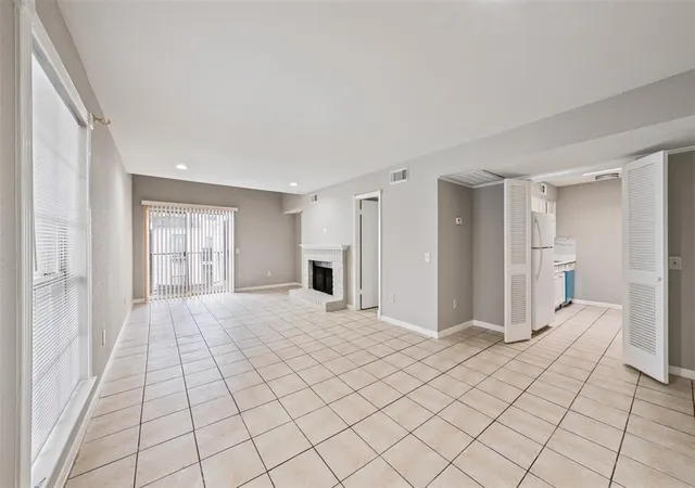 4th image of 9809 Richmond Ave #E14, Houston, TX 77042 | MLS# 96973230