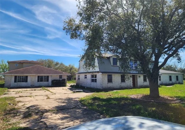 Photo 3 of Single family home for sale at 1118 County Rd 47, Angleton, TX 77515 | MLS# 88111428 | Listing updated on 2026-09-04