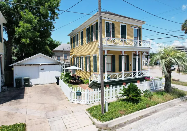 Photo 3 of Single family home for sale at 1015 20Th St, Galveston, TX 77550 | MLS# 64347865 | Listing updated on 2026-09-12