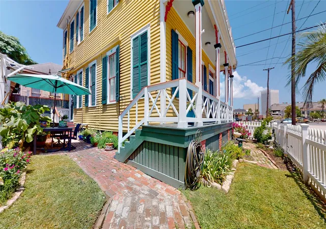Photo 4 of Single family home for sale at 1015 20Th St, Galveston, TX 77550 | MLS# 64347865 | Listing updated on 2026-09-12