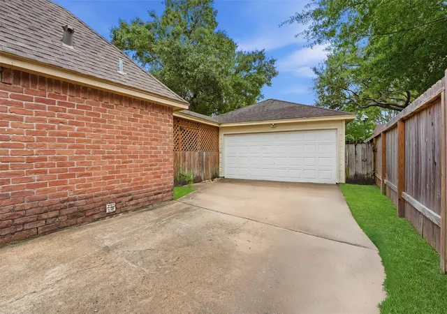 Photo 3 of Sale Pending at 12527 Piping Rock Dr, Houston, TX 77077 | MLS# 27509592 | Listing updated on 2026-09-15