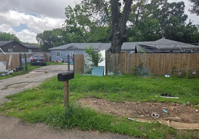 Photo 4 of Single family home for sale at 5023 Hoover St, Houston, TX 77092 | MLS# 79147829 | Listing updated on 2026-08-01
