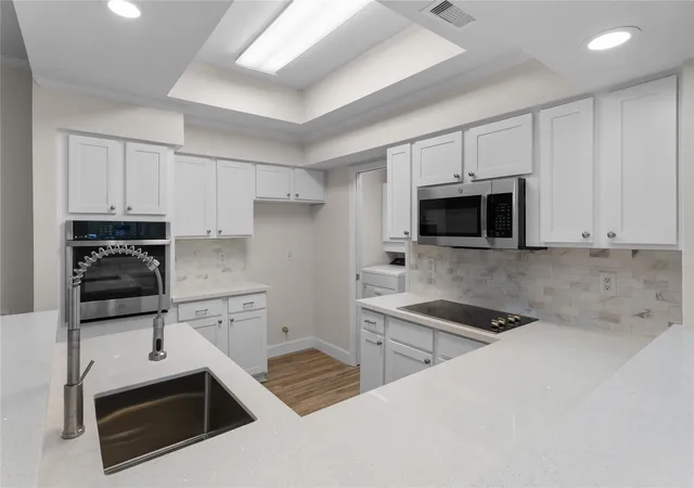 Photo 3 of Townhouse for sale at 336 Litchfield Ln, Houston, TX 77024 | MLS# 44207022 | Listing updated on 2026-09-16