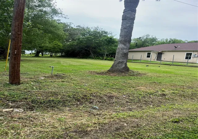 3rd image of 118 28Th St N, Texas City, TX 77590 | MLS# 69387229