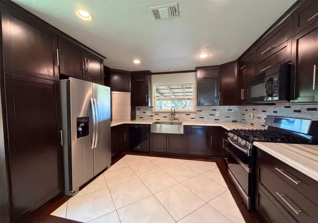 2nd image of 4750 Backenberry Dr, Friendswood, TX 77546 | MLS# 74680915
