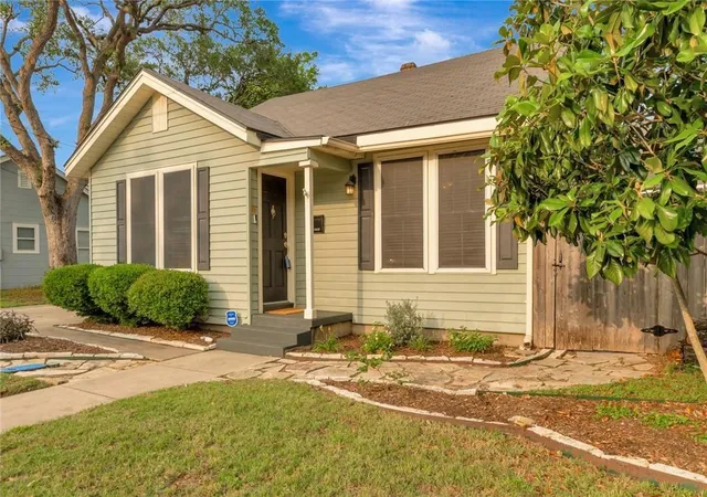 Photo 1 of Single family home for sale at 1702 N Vine St, Victoria, TX 77901 | MLS# 44539617 | Listing updated on 2026-08-10