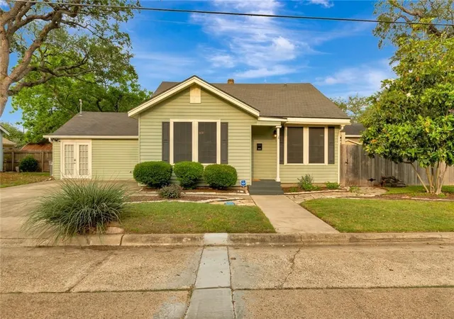 Photo 2 of Single family home for sale at 1702 N Vine St, Victoria, TX 77901 | MLS# 44539617 | Listing updated on 2026-08-10