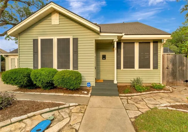 Photo 3 of Single family home for sale at 1702 N Vine St, Victoria, TX 77901 | MLS# 44539617 | Listing updated on 2026-08-10