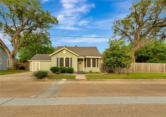 Photo 3 of Single family home for sale at 1702 N Vine St, Victoria, TX 77901 | MLS# 44539617 | Listing updated on 2026-08-10