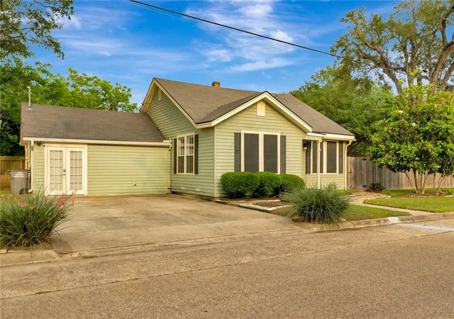 Photo 4 of Single family home for sale at 1702 N Vine St, Victoria, TX 77901 | MLS# 44539617 | Listing updated on 2026-08-10