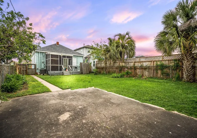 Photo 2 of Single family home for sale at 3529 Avenue S, Galveston, TX 77550 | MLS# 10179930 | Listing updated on 2026-06-03