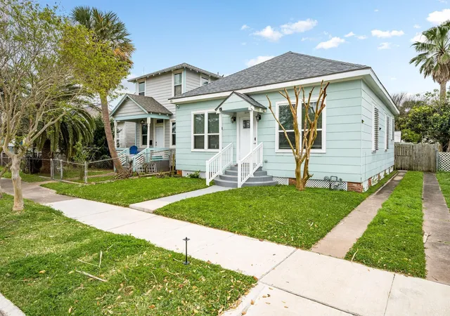 Photo 3 of Single family home for sale at 3529 Avenue S, Galveston, TX 77550 | MLS# 10179930 | Listing updated on 2026-06-03