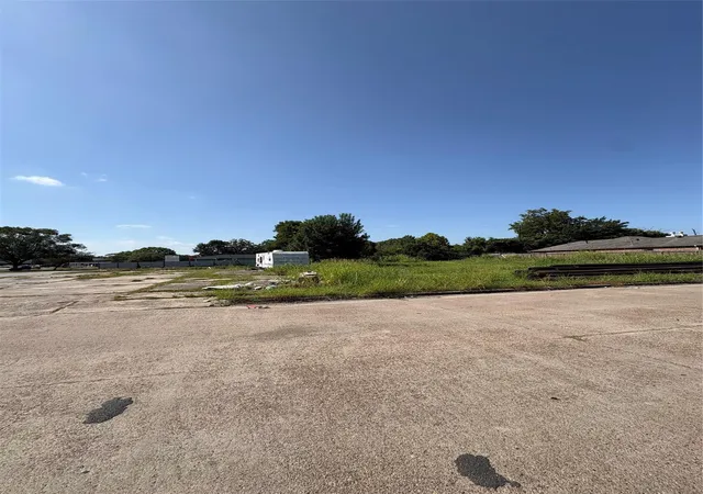 3rd image of 8626 Martin Luther King Blvd, Houston, TX 77033 | MLS# 70559468