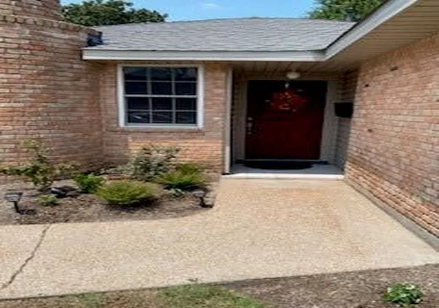 Photo 2 of Single family home for sale at 1115 Reseda Dr, Houston, TX 77062 | MLS# 68017951 | Listing updated on 2026-09-12
