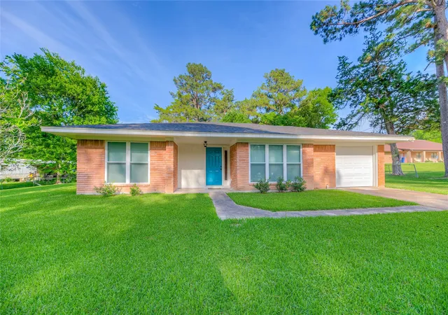 1st image of 814 N Willis Ave, Livingston, TX 77351 | MLS# 44741293