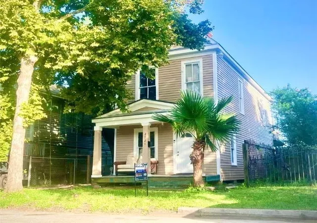 Photo 4 of Single family home for sale at 2721 Avenue P 1/2, Galveston, TX 77550 | MLS# 97433117 | Listing updated on 2026-08-31
