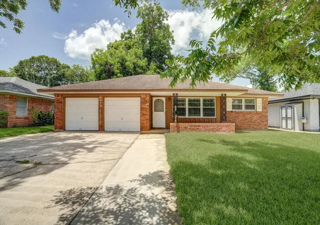2nd image of 111 Carnation St, Lake Jackson, TX 77566 | MLS# 29147843