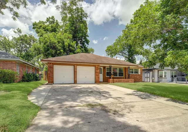 34th image of 111 Carnation St, Lake Jackson, TX 77566 | MLS# 29147843