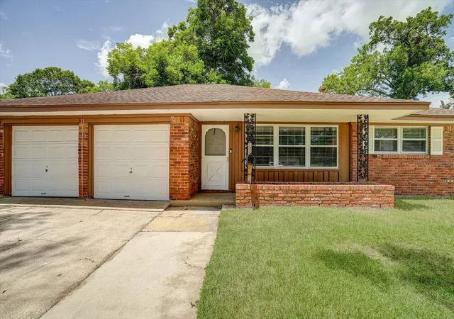 3rd image of 111 Carnation St, Lake Jackson, TX 77566 | MLS# 29147843
