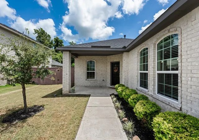 2nd image of 310 Barred Owl Ct, Clute, TX 77531 | MLS# 88133275