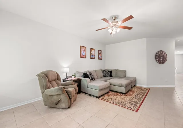 4th image of 310 Barred Owl Ct, Clute, TX 77531 | MLS# 88133275