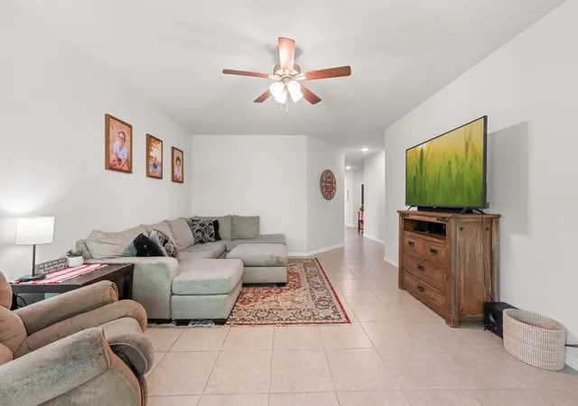 5th image of 310 Barred Owl Ct, Clute, TX 77531 | MLS# 88133275