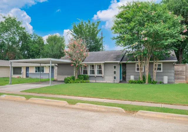 Photo 2 of Single family home for sale at 1918 Huge Oaks St, Houston, TX 77055 | MLS# 98172044 | Listing updated on 2026-08-29