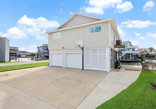 Photo 3 of Single family home for sale at 223 Easterly Dr, Galveston, TX 77554 | MLS# 22908406 | Listing updated on 2026-08-02