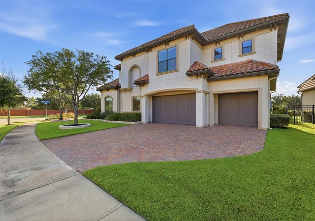 Photo 3 of Single family home for sale at 7 Hvn Shore Ln, Sugar Land, TX 77479 | MLS# 85989325 | Listing updated on 2026-07-24