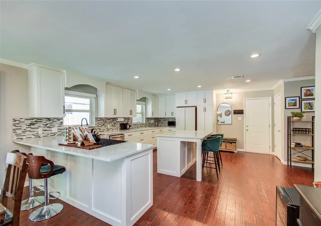Photo 3 of Single family home for sale at 4846 Creekbend Dr, Houston, TX 77035 | MLS# 91912360 | Listing updated on 2026-08-26