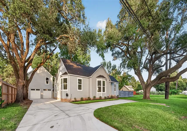 Homes for sale in Sealy, TX | 723 N Meyer St, Sealy, TX 77474 | MLS# 17947791