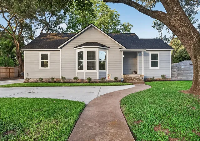 Homes for sale in Sealy, TX | 723 N Meyer St, Sealy, TX 77474 | MLS# 17947791