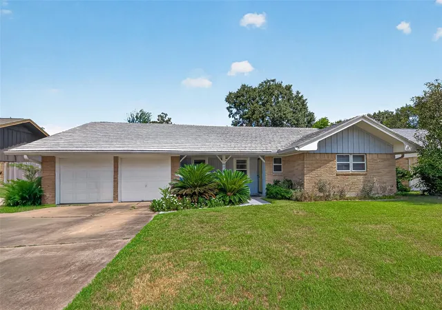 Photo 1 of Sale Pending at 10418 Hazelhurst Dr, Houston, TX 77043 | MLS# 41218470 | Listing updated on 2026-09-11