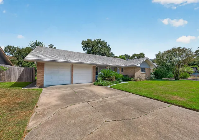 Photo 2 of Sale Pending at 10418 Hazelhurst Dr, Houston, TX 77043 | MLS# 41218470 | Listing updated on 2026-09-11