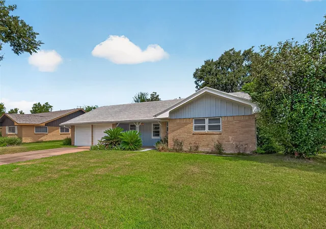 Photo 3 of Sale Pending at 10418 Hazelhurst Dr, Houston, TX 77043 | MLS# 41218470 | Listing updated on 2026-09-11