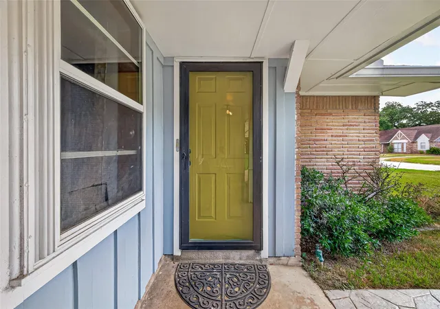 Photo 3 of Sale Pending at 10418 Hazelhurst Dr, Houston, TX 77043 | MLS# 41218470 | Listing updated on 2026-09-11
