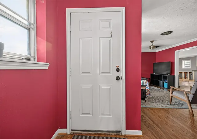 Photo 4 of Sale Pending at 10418 Hazelhurst Dr, Houston, TX 77043 | MLS# 41218470 | Listing updated on 2026-09-11