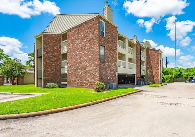 2nd image of 2501 Gulf Fwy, Dickinson, TX 77539