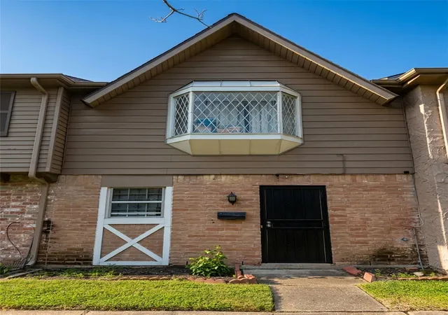 Photo 2 of Townhouse for sale at 7216 Crownwest St #7216, Houston, TX 77072 | MLS# 81508913 | Listing updated on 2026-09-22