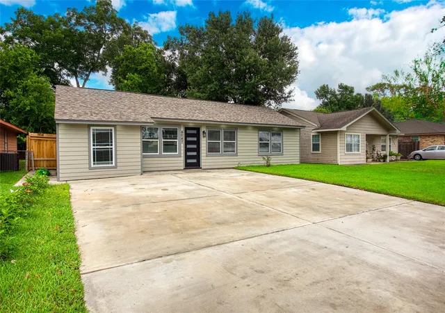 Photo 2 of Sale Pending at 4047 Juliet St, Houston, TX 77087 | MLS# 44360362 | Listing updated on 2026-09-13