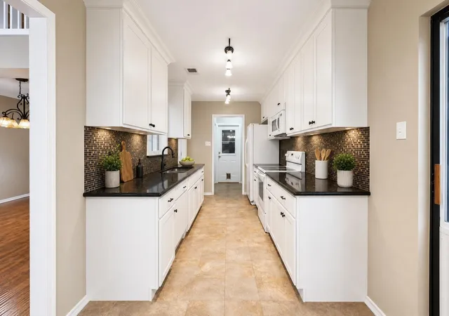 Photo 3 of Townhouse for sale at 13882 Hollowgreen Dr #810, Houston, TX 77082 | MLS# 5816039 | Listing updated on 2026-08-25