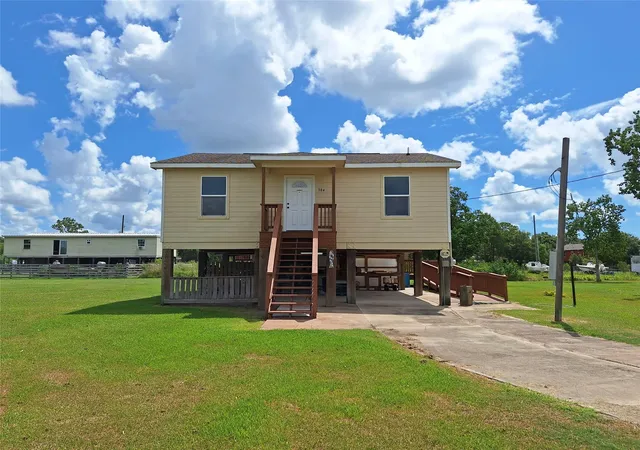 2nd image of 304 Bayside Dr, Anahuac, TX 77514 | MLS# 21883809