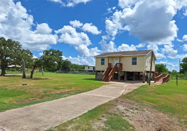 Photo 3 of Single family home for sale at 304 Bayside Dr, Anahuac, TX 77514 | MLS# 21883809 | Listing updated on 2026-08-05