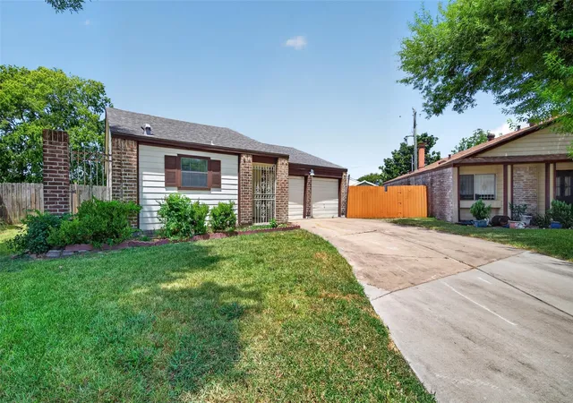 Photo 2 of Single family home for sale at 11626 Bexley Dr, Houston, TX 77099 | MLS# 55649498 | Listing updated on 2026-08-27