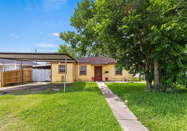 Photo 1 of Single family home for sale at 211 Crescent Dr, Pasadena, TX 77506 | MLS# 34564257 | Listing updated on 2026-08-15
