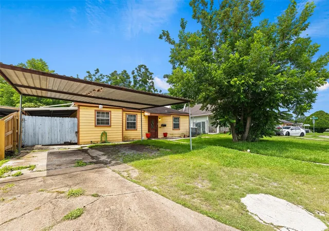 Photo 2 of Single family home for sale at 211 Crescent Dr, Pasadena, TX 77506 | MLS# 34564257 | Listing updated on 2026-08-15