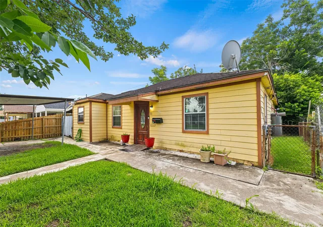 Photo 3 of Single family home for sale at 211 Crescent Dr, Pasadena, TX 77506 | MLS# 34564257 | Listing updated on 2026-08-15