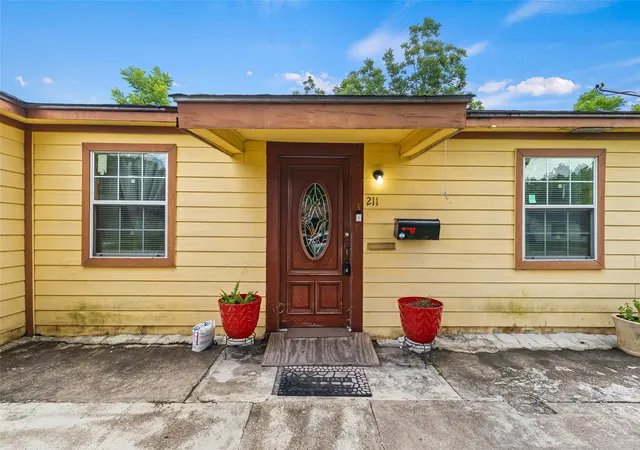 Photo 3 of Single family home for sale at 211 Crescent Dr, Pasadena, TX 77506 | MLS# 34564257 | Listing updated on 2026-08-15