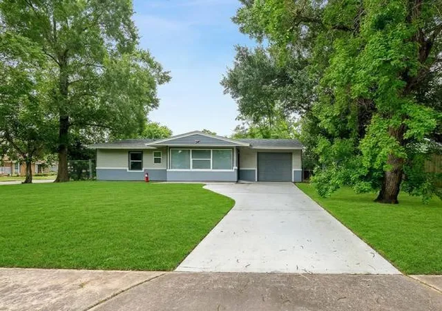 2nd image of 6058 Lyndhurst Dr, Houston, TX 77033 | MLS# 89026905