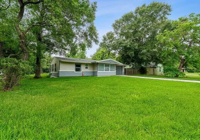 3rd image of 6058 Lyndhurst Dr, Houston, TX 77033 | MLS# 89026905
